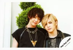 【中古】生写真(ジャニーズ) Hey! Say! JUMP/有岡大貴・山田涼介/横型・バストアップ・衣装黒・ネックレス・口閉じ・有岡左手山田頭・植物・背景白/16夏 コンサートパンフ＆グッズ撮影/公式生写真