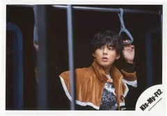 【中古】生写真(ジャニーズ) Kis-My-Ft2/藤ヶ谷太輔/横型・バストアップ・衣装茶色・白・黒・両手吊革・目線左・背景黒/シングル「Edge of Days」MVオフショット/公式生写真