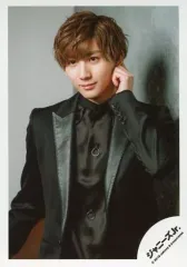 【中古】生写真(ジャニーズ) SixTONES/京本大我/上半身・衣装黒・左手耳元・左向き・口閉じ・背景グレー/「少年たち To be!」グッズオフショット/公式生写真