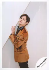 【中古】生写真(ジャニーズ) Hey! Say! JUMP/岡本圭人/膝上・衣装キャメル・体左向き/「マエヲムケ」PV＆ジャケ写撮影オフショット/公式生写真