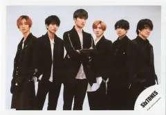 【中古】生写真(ジャニーズ) SixTONES/集合(6人)/横型・膝上/アルバム「1ST」MV＆ジャケ写オフショット/公式生写真