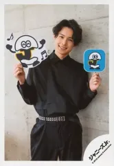 【中古】生写真(ジャニーズ) SixTONES/松村北斗/膝上・衣装黒・両手ロゴ持ち・笑顔・首傾げ/JOHNNYS’ ISLAND STORE オフショット/公式生写真