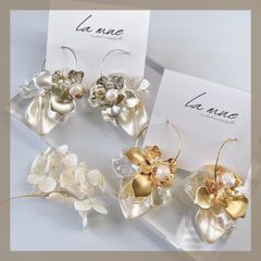［ニッケルフリー サージカルステンレス フープ］ハンドメイドピアス マットメタルフラワー お花 ゴールド シルバー 淡水パール オーロラ 花びら クリアビーズ ブライダル ウェディング アレルギー対応［イヤリング変更可能］