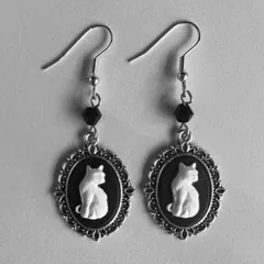 白猫 ゴシック ピアス フレーム フックタイプ キャット 幸運 開運 守護 福 優雅 魔除け アンティーク調 レトロ カジュアル ギフト ペア 贈り物 贈りもの 新品