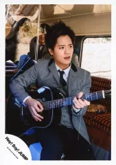 【中古】生写真(ジャニーズ) Hey! Say! JUMP/岡本圭人/膝上・座り・衣装グレー白黒・両手ギター・目線右・バス・車内/「Funky Time」PV＆ジャケ写撮影/公式生写真