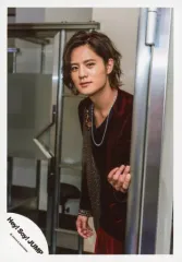 【中古】生写真(ジャニーズ) Hey! Say! JUMP/岡本圭人/膝上・衣装赤・黒・左手扉・左向き・口閉じ/「Fantastic Time」PV＆ジャケ写撮影/公式生写真
