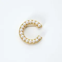 ☆ Cタイプ ☆ ブローチ イニシャル A～M pmybroch05 ブローチ パール イニシャル アルファベット アクセサリー ピンバッチ ワンポイント レディース ブローチピン 英字 おしゃれ ギフト お祝い 入学式 卒業式 発表会 同窓会 演奏会