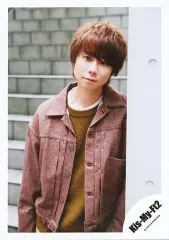 【中古】生写真(ジャニーズ) Kis-My-Ft2/北山宏光/上半身・衣装茶・緑・白・首傾げ・両手下・背景階段/「Kis-My-Ft2 LIVE TOUR 2018 YOU＆ME Extra Yummy!!」グッズオフショット/公式生写真 