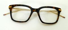 【福山さんなど有名人も愛用する人気モデル】THOM BROWNE（トムブラウン）　UEO701A-205-49（brown tortoise - gold）