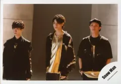 【中古】生写真(ジャニーズ) Snow Man/岩本照・ラウール・渡辺翔太/横型・膝上/シングル「KISSIN’ MY LIPS/Stories」MV/公式生写真