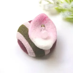【一点もの】凛 桜もち色｜蓮の花びらブローチ