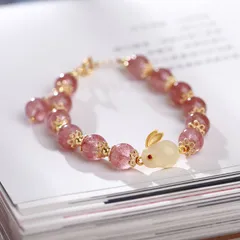ナチュラル石ブレスレット 8MMストロベリークォーツ 女性向け 可愛いウサギ 桃花デザイン 本命年 クリスタル 春夏用 M250212-91