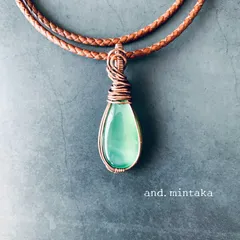 【一点物】透き通るグリーンが美しいアゲート（瑪瑙）ヴィンテージ感ある大ぶりペンダントトップ・ティアドロップ型／本革紐付き