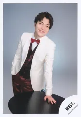 【中古】生写真(STARTO) WEST./重岡大毅/膝上/「WEST. 10th Anniversary LIVE TOUR AWARD」グッズオフショット/公式生写真