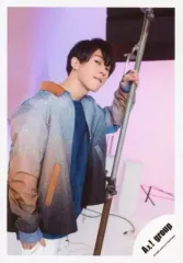 【中古】生写真(ジャニーズ) Aぇ! group/末澤誠也/膝上・衣装青.グレー.茶色・左手棒・右手下/「Aぇ! group Zepp LIVE 2020 STARTING NOW 413」グッズオフショット/公式生写真