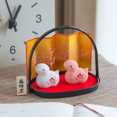 薬師窯　2025年 招福干支巳　錦彩招福巳(紅白)小手籠付　蛇　ヘビ　招き巳 置物　和縁起物 新年正月　海外プレゼント 贈り物
