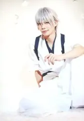 【中古】生写真(男性) 健人(鶴丸国永)/全身・衣装白・座り・左足立て・背景白・キャラクターショット/舞台「『刀剣乱舞』 義伝 暁の独眼竜」個人セットブロマイド