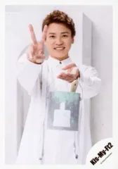 【中古】生写真(ジャニーズ) Kis-My-Ft2/二階堂高嗣/膝上・衣装白・右手ピース・左手ペンキ・カメラ目線・背景白/シングル「君、僕。」MV＆ジャケ写オフショット/公式生写真 