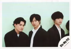 【中古】生写真(ジャニーズ) Kis-My-Ft2/集合(3人)/横型・バストアップ・衣装黒白・センター宮田/18初夏 コンサートパンフ＆グッズ撮影オフショット