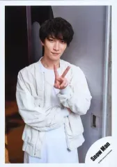 【中古】生写真(ジャニーズ) Snow Man/渡辺翔太/膝上・衣装白・左手ピース・右手左腕・カメラ目線/Johnnys’ ISLAND STORE グッズオフショット’20夏/公式生写真