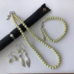 お得な5点セット　若草色のショートネックレス、ブレスレット、シンプルピアスorイヤリング、リーフピアス、リング