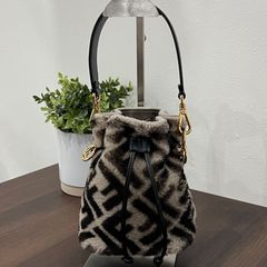 [希少美品]フェンディ モントレゾール ミニ FF柄 ファー レザー  ミニハンドバッグ 巾着 ミニバケット FENDI レディース お出掛け