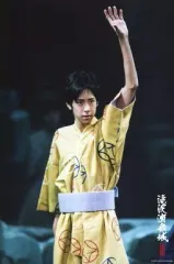 【中古】生写真(ジャニーズ) Hey! Say! JUMP/八乙女光/ライブフォト・上半身・着物黄・左手上げ・目線右・背景黒/2Lサイズ/滝沢演舞城