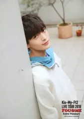 【中古】生写真(ジャニーズ) Kis-My-Ft2/玉森裕太/上半身・衣装白.青・壁に寄りかかり/「Kis-My-Ft2 LIVE TOUR 2018 YOU＆ME Extra Yummy!!」オリジナルフォト