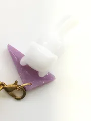 【現品限り！】ハンドメイド　手作り　手づくり　てづくり　レジン　アクセサリー　ストラップ　キーホルダー　チャーム　こんにゃくに飛びつく白猫　ネコ　ねこ　動物　白色　ホワイト