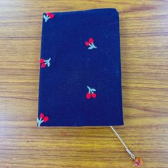 布ブックカバー さくらんぼ 刺繍 文庫本サイズ しおり付き ハンドメイド B053