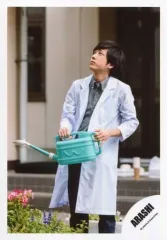 【中古】生写真(ジャニーズ) 嵐/二宮和也/膝上・衣装白グレー紺・両手ジョウロ持つ/シングル「夏疾風」MV＆ジャケ写撮影オフショット/公式生写真