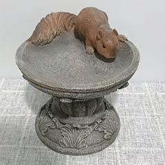 バードフィーダー 小鳥 野鳥 用 給餌器 餌箱 餌台えさ置き 置物 寝ているリス りす 可愛い 餌入れ 鳥 ガーデンオブジェ インテリア ガーデニング ペット食器 野鳥観察 バード用品 インテリア雑貨 樹脂