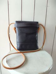 【経年変化をたのしむ】手縫いのサコッシュ（モストロ革）