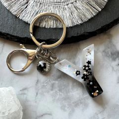 black flower♡レジンイニシャルキーホルダー　Y