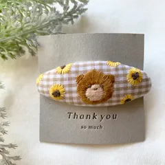 手刺繍　くまさんとひまわり　チェックのヘアピン　ハンドメイド