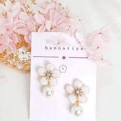 ✨春の新作✨シンプル白梅とパールの❮イヤリング❯or❮ピアス❯✨オーダー承ります