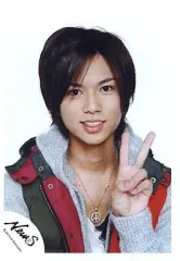 【中古】生写真(ジャニーズ) NEWS/加藤シゲアキ/衣装グレー.赤・上半身・左手ピース・背景白/公式生写真