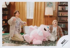 【中古】生写真(STARTO) WEST./藤井流星・小瀧望/横型・全身/シングル「まぁいっか!」MV＆ジャケ写オフショット/公式生写真