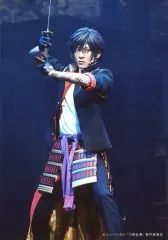 【中古】生写真(男性) 牧島輝(大倶利伽羅)/ライブフォト・膝上・左向き・両手刀・キャラクターショット/「ミュージカル『刀剣乱舞』 ～三百年の子守唄～」舞台ブロマイド 刀剣男士(戦闘ver.)