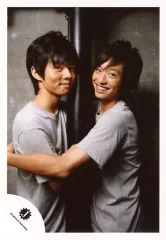 【中古】生写真(ジャニーズ) 関西ジャニーズJr./福本大晴・大谷怜爾/上半身・衣装グレー・向かい合わせ・柱/公式生写真