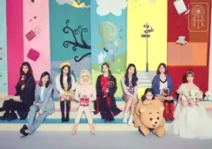 【中古】キャラカード TWICE(背景寝転びアート/座り) ランダムトレーディングカード 「TWICE DOME TOUR 2019 “#Dreamday”」