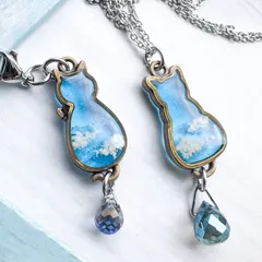 空を切り取った猫の形のネックレスとストラップセット２