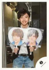 【中古】生写真(ジャニーズ) 関西ジャニーズJr./道枝駿佑/上半身・衣装白黒・両手うちわ持つ/18初春 関西ジャニーズJr. コンサートグッズ撮影オフショット/公式生写真