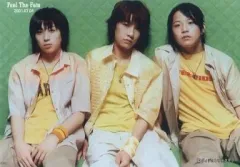 【中古】生写真(男性) w-inds./集合(3人)/横型・膝上・衣装黄色ベージュ・背景緑・座り/Feel The Fate 2001.07.04