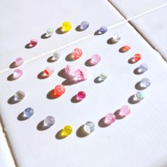 ガラスナギット　ガラスの粒　28個　カラフル キャンディーカラー ミックスカラー  ピンク レッド 透明 レインボー 薄紫  ピンク マーブル 小さい 大きい 丸玉  ﾊﾝﾄﾞﾒｲﾄ アクセサリー アート 素材 パーツ 穴なし セット販売 キット 詰め合わせ