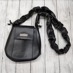 【 un/neu 】アンノイ ギャザーハンドルフェイクレザーレザーフラップバッグ / 2WAYショルダーバッグ ブラック
