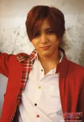 【中古】生写真(ジャニーズ) Hey! Say! JUMP/山田涼介/上半身・衣装赤白・右手上げ・背景白/Hey! Say! JUMP 全国へJUMPツアー2013