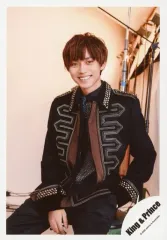 【中古】生写真(ジャニーズ) King ＆ Prince/永瀬廉/膝上・座り・衣装黒.茶色・左手後ろ・カメラ目線・笑顔/アルバム「L＆」MV＆ジャケ写オフショット/公式生写真