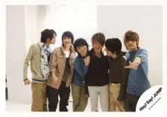 【中古】生写真(ジャニーズ) Hey! Say! JUMP/集合(6人)/横型・膝上・山田左手親指と人差し指立て・背景白/公式生写真
