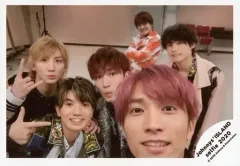 【中古】生写真(ジャニーズ) SixTONES/集合(6人)/横型・上半身・衣装白・黒・オレンジ・田中顔アップ・高地右手指差し/Johnnys’ ISLAND セルフィー 2020/公式生写真